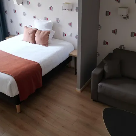מלון Contact Hotel Les Platanes - Clim Mobile En Option וילנב-סור-לו