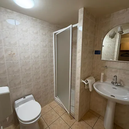 Contact Hotel Les Platanes - Clim Mobile En Option מלון