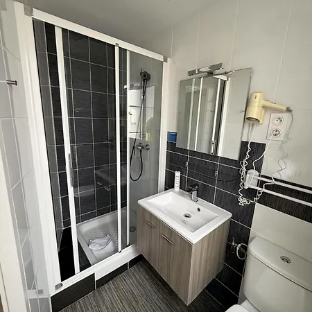 Contact Hotel Les Platanes - Clim Mobile En Option